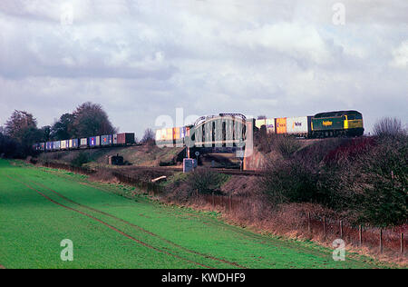 Un certain nombre de locomotives diesel de la classe 57 57007 crossing Battledown Flyover avec un freightliner chargé à Worting Junction dans le Hampshire. 7 mars 2002. Banque D'Images