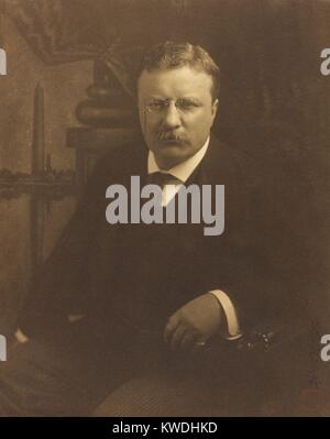 Le président Theodore Roosevelt, 1905 portrait photographique par, Japonais-américain H.T. Koshiba. Remarque l'arrière-plan avec des rideaux, une base d'une colonne, et un paysage avec le Washington Monument, qui ont été faites à la main par Koshiba sur la non-côté émulsion du négatif sur verre (BSLOC 2017 6 47) Banque D'Images