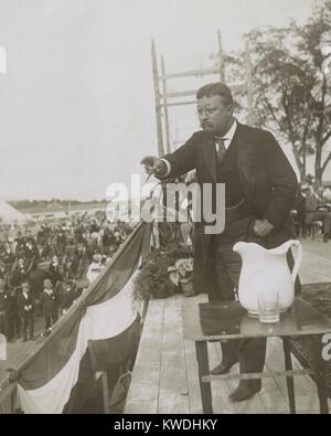 Theodore Roosevelt un discours, Concord, N.H., lors de sa nouvelle tournée en Angleterre, le 28 août 1902. Avant que l'amplification sonore électronique, l'expression orale nécessaire une forte voix et gestes. La cruche d'eau sur la plate-forme haut-parleurs a fourni de l'eau nécessaires pour les gorges sèches (BSLOC 2017 6 56) Banque D'Images