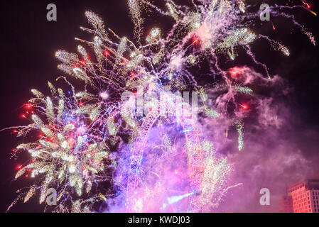 Londres, Royaume-Uni - 1er janvier 2018. D'artifice au London Eye dans la capitale britannique célèbre la fin de 2017 et l'arrivée de la nouvelle année. Banque D'Images