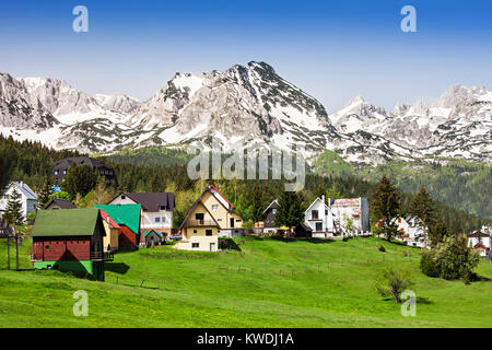 Maisons locales à Zabljak et montagnes, Monténégro Banque D'Images