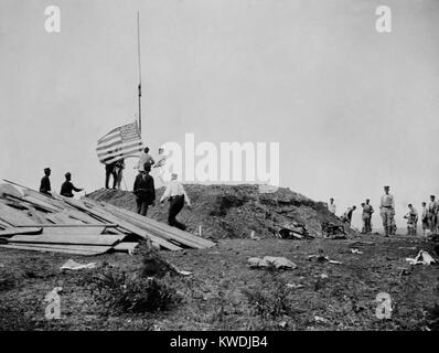 Hissant le drapeau à Guantanamo, 12 juin 1898 pendant la bataille du Camp McCalla. Les Marines américains ont envahi le 6 juin et soutenu par 3 navires de la Marine américaine, a résisté à la résistance des troupes espagnoles, avec six Marines américains tués en action (BSLOC   2017 10 20) Banque D'Images