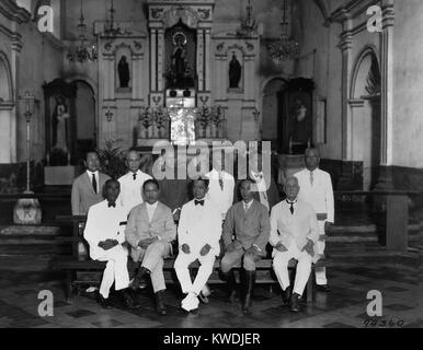 Les dirigeants révolutionnaires marquant le 30e anniversaire de la République des Philippines en 1929. Emilio Aguinaldo (assis, au centre) avec dix des délégués à la première Assemblée des représentants qui a adopté la Constitución Política de la República Filipina le 21 janvier 1899. Ils posent à Notre Dame du Mont Carmel Church à Malolos, le site du premier Congrès des Philippines, où ils ont rédigé la constitution (BSLOC   2017 10 93) Banque D'Images