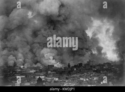 San Francisco en flammes après avril 18, 1906 tremblement de terre. Dans un délai de trois jours, les incendies causés par la rupture de canalisations de gaz, a détruit environ 25 000 immeubles de plus de 490 blocs de ville (BSLOC   2017 17 14) Banque D'Images