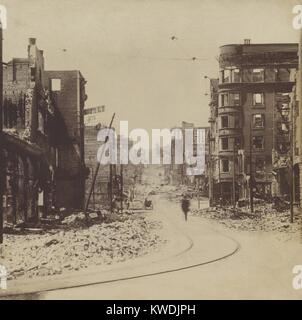 Un homme marche sur Mason St. après le 18 avril 1906, séisme de San Francisco et de l'incendie. La photo prise à partir de Market St. montre les décombres de bâtiments détruits ou endommagés (BSLOC   2017 17 24) Banque D'Images