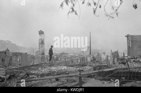 Un Chinois se trouve dans les ruines de San Franciscos Chinatown après le 18 avril 1906, séisme. La communauté chinoise a dû se battre pour être autorisé à reconstruire dans leur quartier traditionnel après la catastrophe. Photo par Arnold Genthe (BSLOC   2017 17 33) Banque D'Images