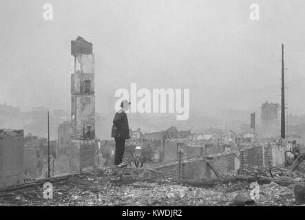 Un Chinois se trouve dans les ruines de San Franciscos Chinatown après le 18 avril 1906, séisme. Des 15 000 Chinois vivant à San Francisco's Chinatown la plupart des Chinois pour l'Oakland gauche, avec seulement 400 restant dans la ville. Le Comité post-séisme sur l'emplacement de Chinatown a permis la reconstitution de sorte à ne pas perdre les revenus fiscaux et le commerce Oriental (BSLOC   2017 17 34) Banque D'Images