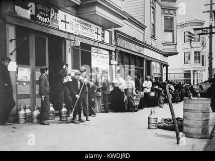 Ligne de secours alimentaire à la station de fonctionner par la Croix-Rouge américaine après le tremblement de terre de San Francisco de 1906. Les garçons espiègles mug pour l'appareil photo (BSLOC   2017 17 41) Banque D'Images