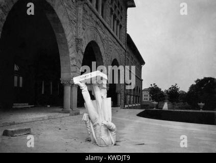 Statue de Louis Agassiz à trottoir après le tremblement de terre de San Francisco, 1906. Il est passé de la construction de la zoologie à l'Université de Stanford, et s'est posé avec la tête intégrés dans le trottoir. L'humour a été trouvé dans le devis, Agassiz était grande sur l'abstrait, mais pas dans le béton (BSLOC 2017 17 6) Banque D'Images