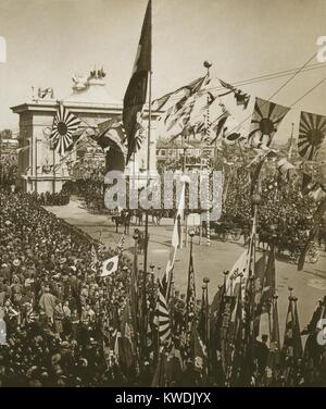 Célébrer la procession des foules japonais transportant l'Amiral Togo, et les officiers de marine le 1905. Japans victoire décisive dans la guerre russo-japonaise a été apprécié de peuples opprimés à travers le monde, heureux de voir une puissance impérialiste vaincue par un pays non européen. Photo montre les détails de la foule, des soldats, des décorations, drapeaux, et d'un cérémonial de triomphe (BSLOC   2017 18 117) Banque D'Images