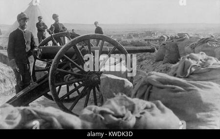 Les soldats avec canon Hotchkiss ils ont tiré pendant le Massacre de Wounded Knee, le 29 décembre 1890. Les canons ont été placés au-dessus de Big Foots campement de Sioux Minneconjou dans la lutte avec des armes d'un côté, de 120 guerriers indiens (BSLOC   2017 18 19) Banque D'Images