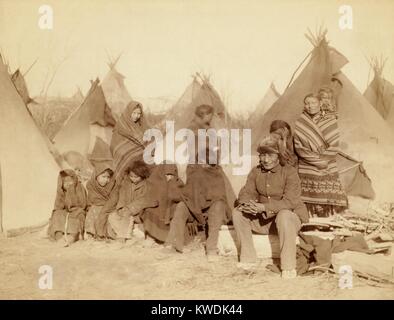 Onze Lakota Miniconjou (Sioux) dans un tipi camp, après le Massacre de Wounded Knee, le 29 décembre 1890. Ils sont les survivants d'Elks tachetée (aka Big Foot) bande de la réserve indienne de Cheyenne River, dans le Dakota du Sud. Photo de John Grabill, janv. 1891. Photo de John Grabill, janvier 1891 (BSLOC   2017 18 34) Banque D'Images