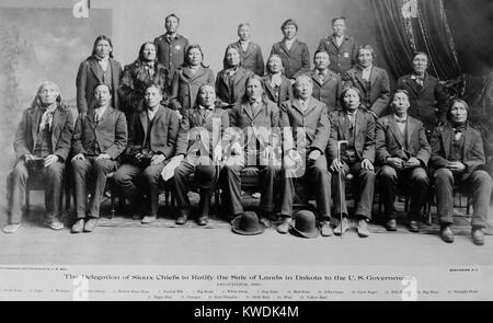 Les chefs Sioux qui a ratifié la vente de terres indiennes au gouvernement des Etats-Unis, décembre 1889. Ces chefs ont perdu de prestige pour encourager l'abandon des terres tribales aux Blancs sous la Dawes Allotment Act. Ils portent des vêtements d'euro-américaine, avec le cou (BSLOC 2017 kerchiefs  18 44) Banque D'Images