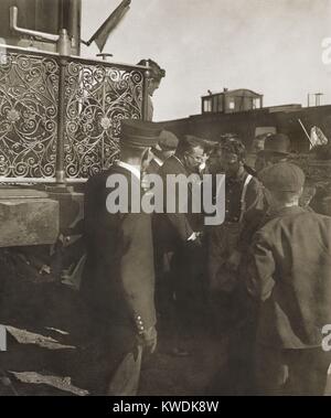 Le président Roosevelt se serrer la main avec le maire de Texline, Texas, qui était forgeron de métier. 14 avril 1905 (BSLOC 2017 6 60) Banque D'Images