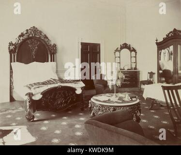 Le président Theodore Roosevelt room à la Maison Blanche, en 1902. L'intérieur est peu décorée avec un mobilier en bois sculpté (BSLOC 2017 6 77) Banque D'Images