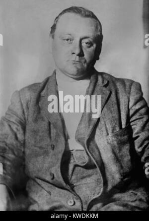 John Schrank, tentative de assassin de Theodore Roosevelt et l'agent de police smiling for the camera. Après le 14 octobre 1912 à Milwaukee. Schrank a été trouvé dément et attachés à un hôpital de l'état où il est mort en 1943 (BSLOC 2017 8 51) Banque D'Images