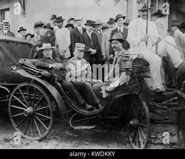 Theodore Roosevelt à Sorocabana, le Brésil dans l'État de Sao Paulo, novembre 1913. TR a été traité comme un invité d'honneur sur sa tournée de conférences dans plusieurs villes du Brésil, l'Argentine et le Chili, pour lequel il pourrait gagner 10 000 $ (BSLOC 2017 8 56) Banque D'Images