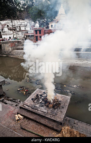 Katmandou - 15 avril : cérémonie de crémation le long de la rivière Bagmati au temple de Pashupatinath saint Temple complexe, le 15 avril 2012 à Katmandou, au Népal. C'est le Banque D'Images