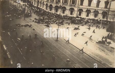 Le feu sur les manifestants de la rue par les troupes du Gouvernement provisoire à partir de la toiture de la bibliothèque publique. Nevsky Prospect, Petrograd. Le 4 juillet 1917. Au cours de la journées de juillet critique de la révolution russe, les Bolcheviks contre le gouvernement dirigé par Alexandre Kerensky. À la fin, les journées de juillet ont confirmé la popularité de la guerre anti-Bolcheviks radical, dirigé par Lénine (BSLOC   2017 10 101) Banque D'Images