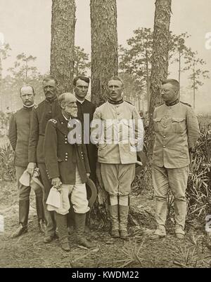 Le personnel de la 1st US Régiment de volontaires à Tampa en Floride avec Confederate général Joe Wheeler. Photo a été prise en mai 1898 avant leur embarquement à destination de Cuba. L-R : Grands Alexander Oswald Brodie ; Taylor, MacDonald général Joe Wheeler (avec la barbe) ; Richard Harding Davis, journaliste ; le colonel Leonard Wood ; le Lieutenant-colonel Theodore Roosevelt (BSLOC   2017 10 24) Banque D'Images