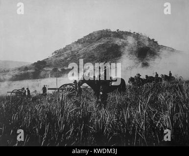 Les bombardements d'artillerie américain, à Coamo, le 9 août 1898, alors que l'avancement dans l'intérieur de Porto Rico. L'envahisseur américain en opposition incertaine combats lors de la guerre hispano-américaine (BSLOC   2017 10 53) Banque D'Images