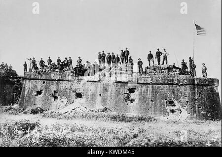 Les troupes américaines après la levée du drapeau Fort San Antonio de Abad, Malate, Manille, le 13 août 1898. Nous et commandants espagnols ont convenu d'un engagement dans une chorégraphie, la bataille simulée de Manille, après que les Espagnols se rendirent rapidement pour sauver la vie des soldats et l'espagnol l'honneur. Avec une bataille, nous n'avons pas besoin de l'aide de l'armée révolutionnaire philippine, et empêché leur entrée en manille, affaiblissant ainsi leur revendication pour l'indépendance nationale (BSLOC   2017 10 66) Banque D'Images