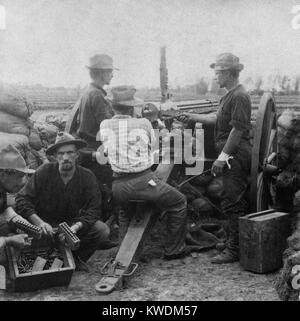 Mitrailleuse Gatling formés sur les Philippins, près de Manille, dans la guerre américano-philippine en 1899. La mitrailleuse Gatling est un des premiers à ressort à tir rapide, lancé à la main, précurseur de la mitrailleuse (BSLOC   2017 10 85) Banque D'Images