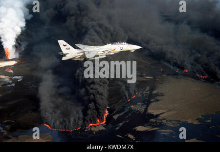 1991 incendies de pétrole koweïtiens, U.S. Navy Grumman F-14A Tomcat survole un puits de pétrole incendiés par les troupes irakiennes lors de la guerre du Golfe de 1991. Banque D'Images