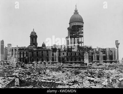 Ruines de l'Hôtel de ville de San Francisco après le tremblement de terre de 1906, le 18 avril et 3 jours de feu. En 1899, il a été ouvert après un scandale à propos de ses 27 années de construction à un coût de 6 millions de dollars. Il a été complètement détruit et remplacé par un nouvel édifice construit sur un site différent (BSLOC   2017 17 26) Banque D'Images