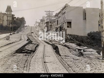 Union européenne rue voiture ligne après le tremblement de terre de San Francisco de 1906, 1906. Les voies sont déplacées près de Steiner street, à l'ouest. La terre était une terre ci-dessous remplir plus d'un goulet, qui a été soumis à la liquéfaction pendant le tremblement de terre BSLOC  2017 (17 4) Banque D'Images
