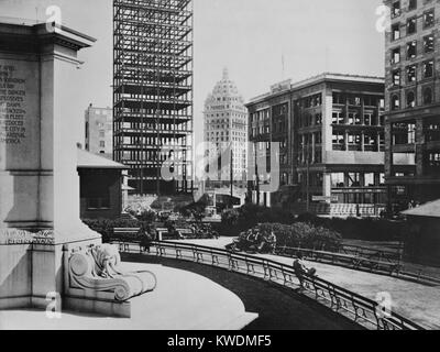 Nouvelle construction à Geary & rues Stockton, en 1906-1907, après le tremblement de terre de San Francisco. Dans le centre historique est l'appel, le plus haut bâtiment à l'ouest de la rivière Mississippi. Il fut incendié et endommagé par le tremblement de terre de San Francisco de 1906, et rénovée pour la Spreckels bâtiment. En 1938, elle a pris sa forme actuelle à la tour centrale (BSLOC   2017 17 53) Banque D'Images