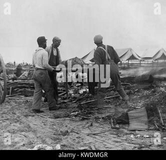 Les hommes africains-américains transportant un corps sur la civière de l'incendie (à droite) pour être incinérés. Les inhumations initiale en mer due à être lavé retour à la côte du Texas. Le 12 septembre, 1900 ou plus tard (BSLOC   2017 17 86) Banque D'Images