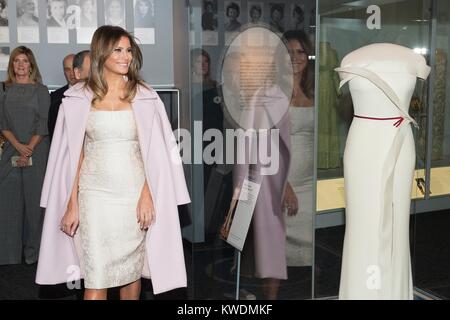 Première Dame Melania Trump lors de la présentation de sa robe à l'inaugural Musée Smithsonian, Octobre 20, 2017. Herve Pierre conçu l'ivoire, la colonne en crêpe de soie robe, avec une fente et bas de jupe accent (BSLOC 2017 18 127) Banque D'Images