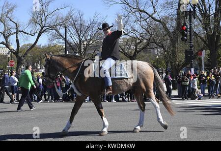 Ryan Zinke, US Sec. de l'intérieur est un 5e génération Montanan et ex-US Navy SEAL. Il road un cheval pour sa première journée de travail dans le ministère de l'intérieur, le 2 mars 2017 (BSLOC   2017 18 134) Banque D'Images