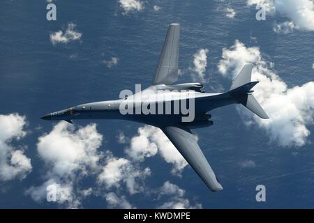 Vue de dessus de l'US Air Force B-1B Lancer, un stealth, supersonic, bombardier lourd. C'est voler dans une mission de 10 heures à partir de Andersen Air Force Base, Guam, dans l'espace aérien japonais et sur la péninsule coréenne, le 30 juillet 2017 (BSLOC   185 18 2017) Banque D'Images