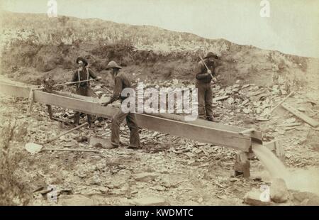 Old timers dans l'extraction de Black Hills, Dakota du Sud en 1889. La première ruée vers l'or a commencé en 1874, quand l'or des grèves ont été signalés dans les Black Hills dans la grande réserve Sioux. Après les Lakotas (Sioux) défaite par l'armée américaine, les Black Hills ont été cédés à l'US dans le traité de 1877 (BSLOC   2017 18 55) Banque D'Images