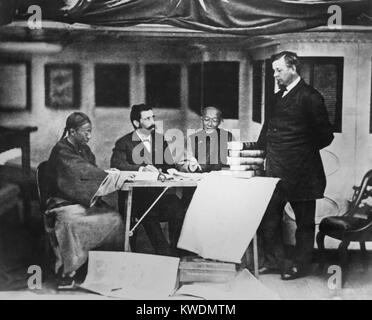 Ministre Frederick faible, l'Ambassadeur des Etats-Unis en Chine, avec un traducteur chinois et secrétaire. Il est sur la frégate USS COLORADO au cours de l'expédition coréenne de mai-juin, 1871. Photo par Felice Beato (BSLOC   2017 18 62) Banque D'Images