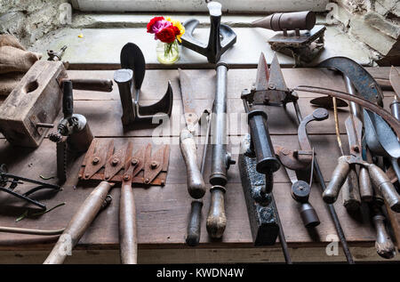 Les jardins perdus de Heligan, Cornwall, UK. Outils de jardin anciens dans une des anciennes cabanes de jardin Banque D'Images