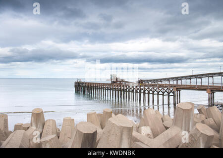 Raynes jetée avec la défense de la mer dans le Nord du Pays de Galles UK Llanddulas Banque D'Images