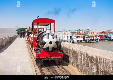 Train touristique de l'île d'Elephanta sur les grottes d'Elephanta, Inde Banque D'Images