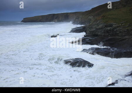 Trebarwith Strand à une mer du Nord, Cornwall, England, UK Banque D'Images