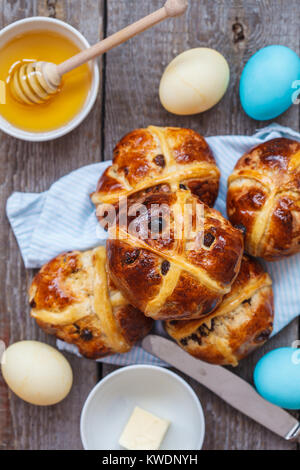 Les brioches de Pâques, décoré avec des oeufs. Fond clair, copy space, Pâques food concept. Banque D'Images