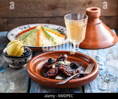 Mode Combat de tajine de boeuf aux pruneaux et aux amandes. Dans un plat marocain traditionelle. Banque D'Images
