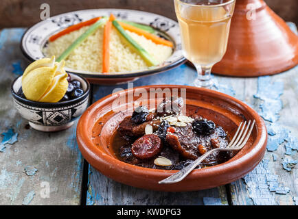 Mode Combat de tajine de boeuf aux pruneaux et aux amandes. Dans un plat marocain traditionelle. Banque D'Images