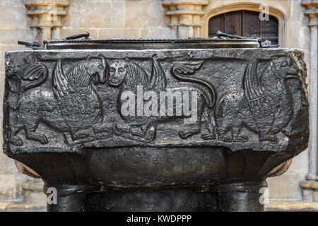 Détail des sculptures sur les fonts baptismaux en pierre calcaire à la Cathédrale chrétienne construit par les conquérants normands au xie siècle, à Lincoln, E Banque D'Images