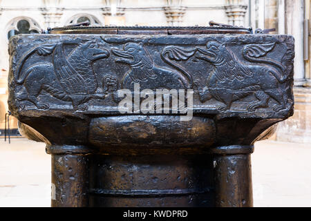 Détail des sculptures sur les fonts baptismaux en pierre calcaire à la Cathédrale chrétienne construit par les conquérants normands au xie siècle, à Lincoln, E Banque D'Images