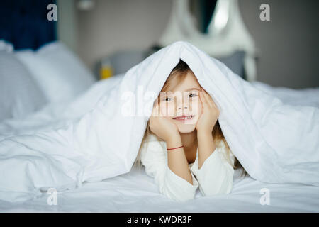 Jolie petite fille en sous vêtements blanket Banque D'Images