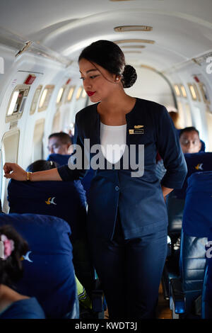 Air hostess népalais sur montagne vol touristique, Népal Banque D'Images