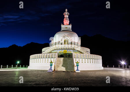 Shanti stupa bouddhiste est un dôme blanc stupa à Leh, Inde. Banque D'Images