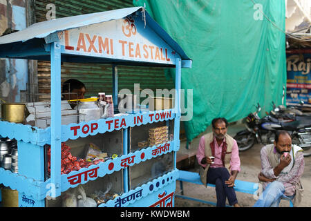Scène de rue à Pushkar, Indien, homme assis et boire le thé au thé bleu stalle, Rajasthan, Inde. Banque D'Images